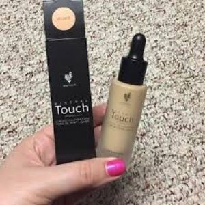 Younique liquid foundation in color velour new